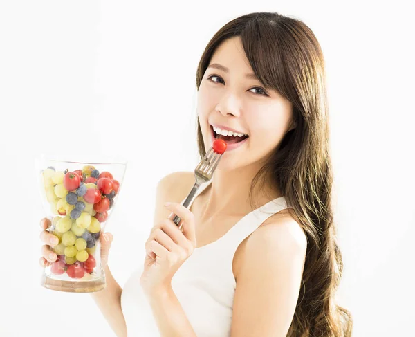 新鮮な果物を食べて幸せな若い女 — ストック写真