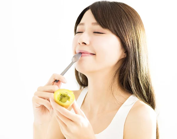 Feliz joven comiendo kiwi fruta —  Fotos de Stock