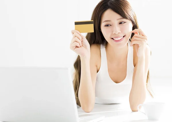 Счастливая молодая женщина, покупающая онлайн с помощью кредитной карты — стоковое фото