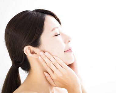 temiz yüzü ile genç kadın yan görünüm