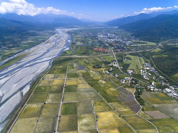 Vista aérea del campo con pueblo —  Fotos de Stock