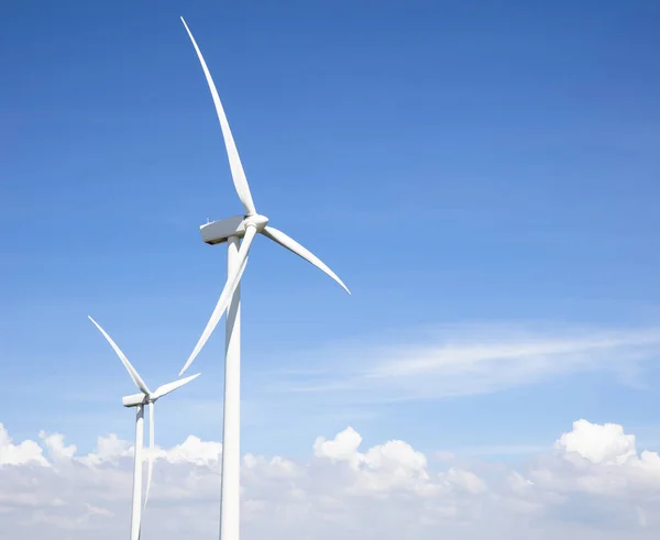 Ветряные турбины с облачным фоном — стоковое фото