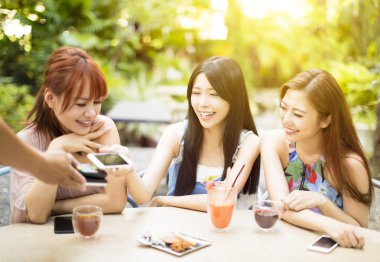 genç kadın restoranda akıllı telefon ile fatura ödeme