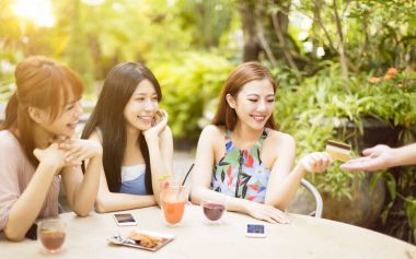 genç kadın restoranda kredi kartı ile fatura ödeme