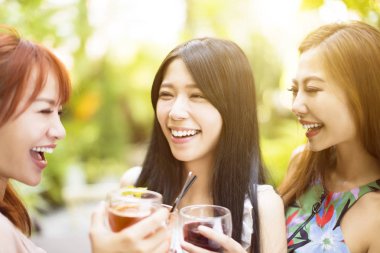 Grup, kadın içinde Restoran Bahçe konuşan arkadaşlar 