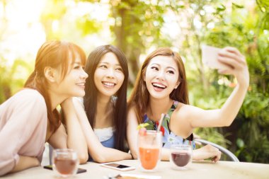 Selfie restoranda alarak arkadaş grubu