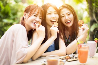 Grup, kadın içinde Restoran Bahçe konuşan arkadaşlar 
