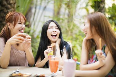 Grup, kadın içinde Restoran Bahçe konuşan arkadaşlar 