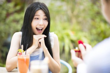 Adam nişan yüzüğü restoran sunan kız için teklif 