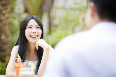 İçeceğinizi restoranda mutlu genç Çift