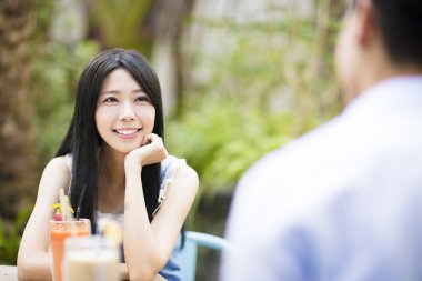 Lokantadaki mutlu genç çift 