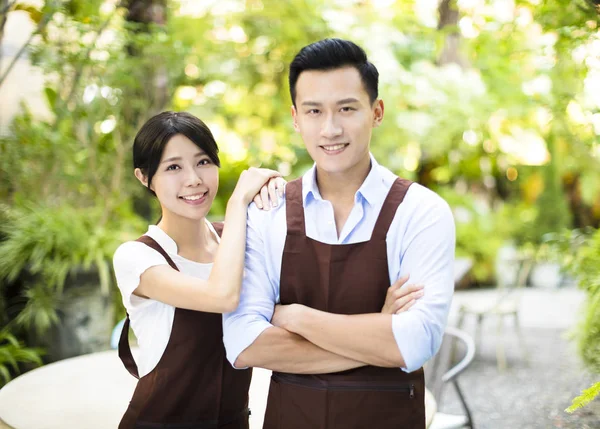 Giardino ristorante proprietario in piedi con il partner — Foto Stock