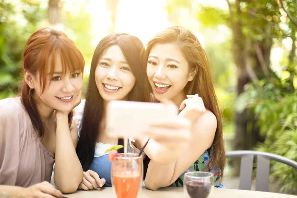 Skupina přátel s selfie v restauraci — Stock fotografie