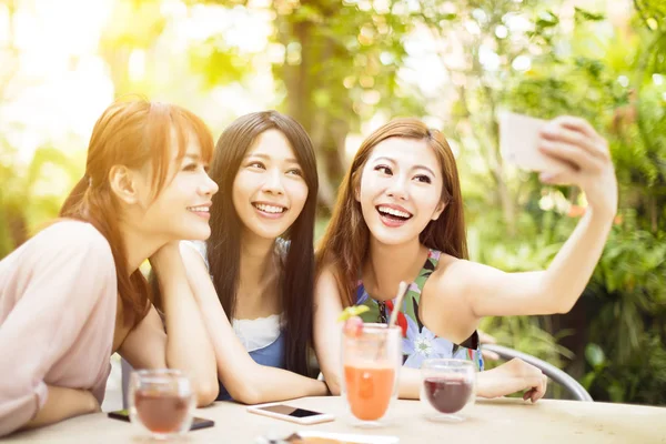 Skupina přátel s selfie v restauraci — Stock fotografie