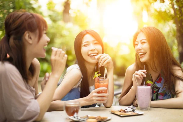 Kelompok Teman Wanita berbicara di kebun Restoran — Stok Foto