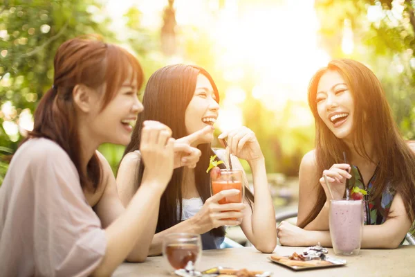 Grupy przyjaciół kobiece rozmowy w restauracji garden — Zdjęcie stockowe