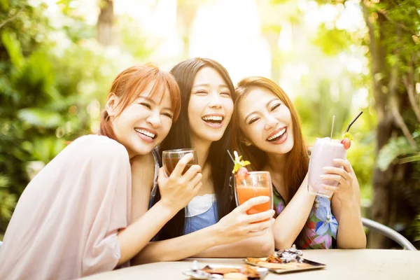Groep van jonge vrouw lachen in restaurant — Stockfoto
