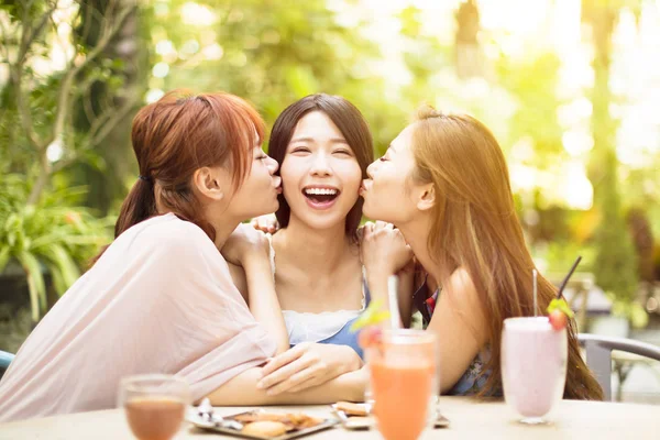 Grupo de mujeres jóvenes besándose en el restaurante —  Fotos de Stock