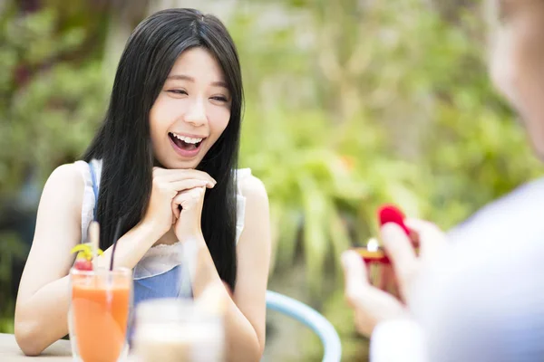Man föreslår att flickvän erbjuder förlovningsring i restaurang — Stockfoto