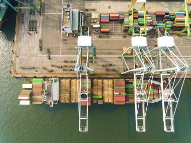 Kargo dock ve konteyner gemisi havadan görünümü