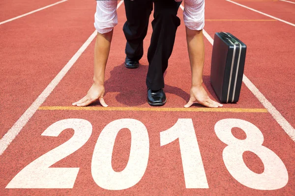 Empresário pronto para correr e 2018 conceito de ano novo — Fotografia de Stock