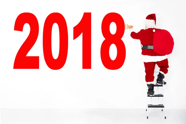 Новогодняя концепция Санта-Клауса: рисуй 2018 на стене — стоковое фото