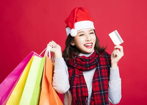 Heureuse femme shopping pour cadeaux de Noël par carte de crédit — Photo