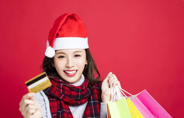 Heureuse femme shopping pour cadeaux de Noël par carte de crédit — Photo