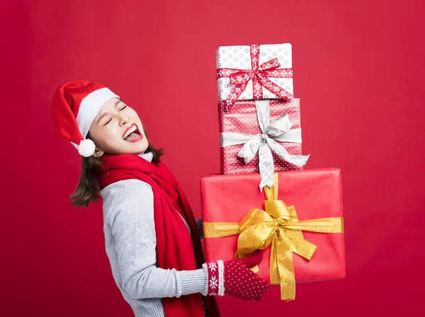 Glückliche Frau kauft Weihnachtsgeschenke ein — Stockfoto