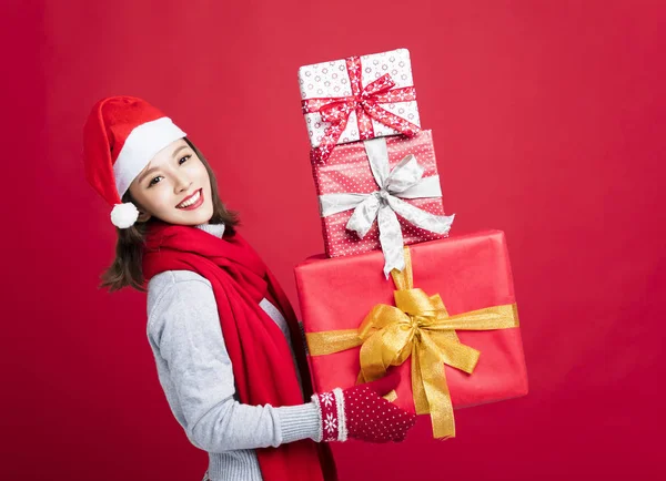 Glückliche Frau kauft Weihnachtsgeschenke ein — Stockfoto