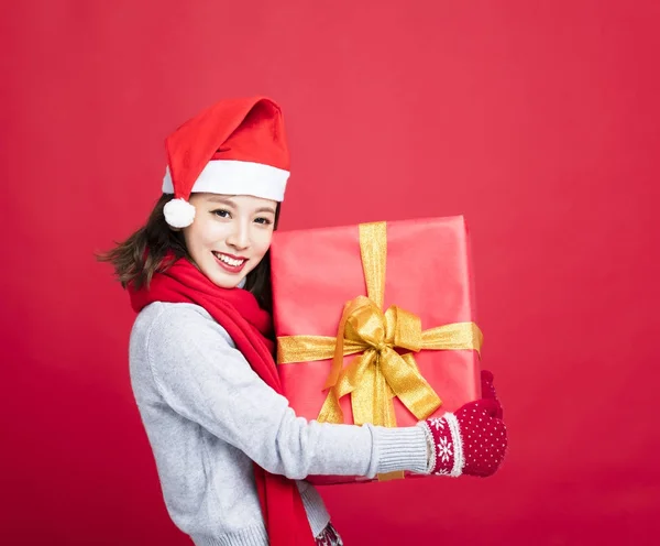 Glückliche Frau zeigt die Weihnachtsgeschenkschachtel — Stockfoto