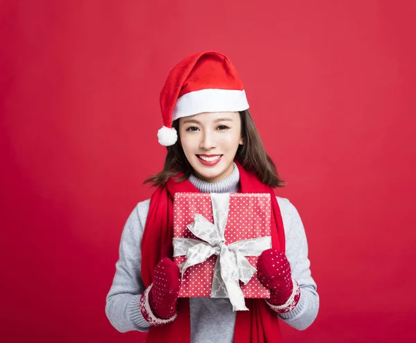 크리스마스 선물 상자를 보여주는 행복 한 여자 — 스톡 사진