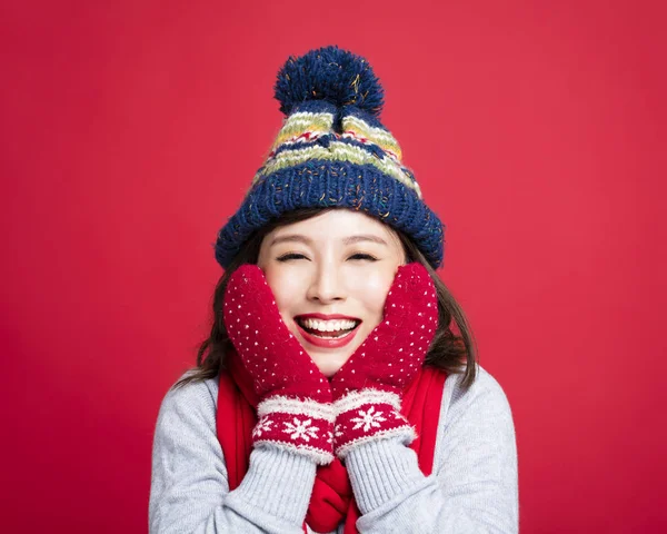 Молодая красивая женщина в зимней одежде — стоковое фото