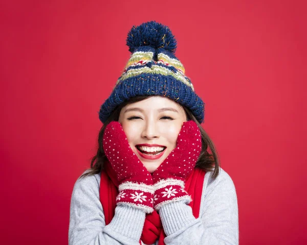 Giovane bella donna in abiti invernali — Foto Stock