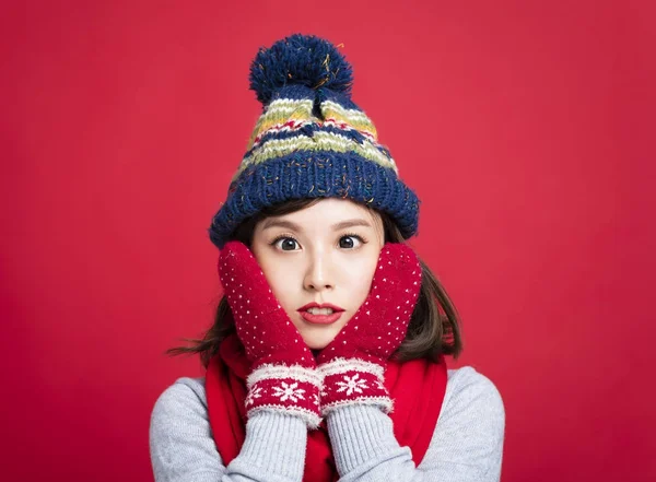 Młoda piękna kobieta w zimowych ubraniach — Zdjęcie stockowe