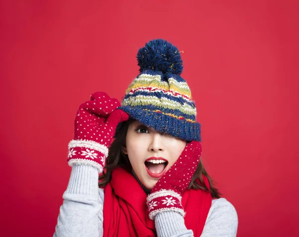 Mladá krásná žena v zimním oblečení — Stock fotografie