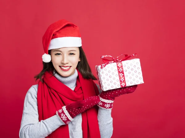 Boldog asszony mutatja a karácsonyi ajándék doboz — Stock Fotó