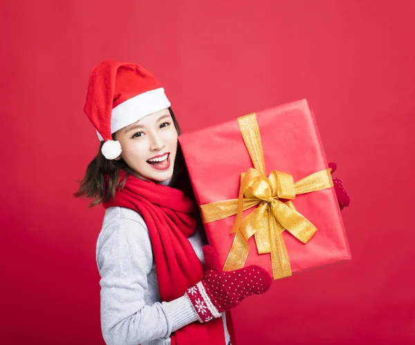 Heureuse femme montrant la boîte cadeau de Noël — Photo