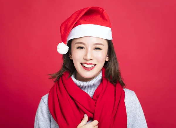 Young christmas woman wearing santa hat and smiling — Stok fotoğraf