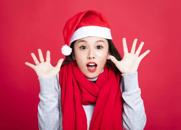 Jovem mulher natal vestindo chapéu de Papai Noel e surpreendido — Fotografia de Stock