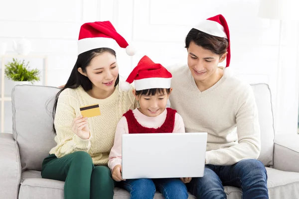 Famille heureuse Utilisation de la carte de crédit pour faire du shopping sur Internet — Photo