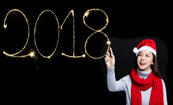 Mulher feliz desenho 2018 ano novo por sparkler — Fotografia de Stock