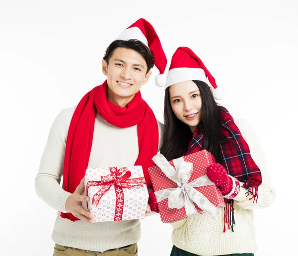 Gelukkige jonge paar tonen Kerstcadeaus — Stockfoto
