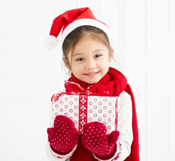 Menina feliz mostrando presente de Natal — Fotografia de Stock