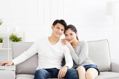 Genç mutlu çifte sarılma ve gülümseyen