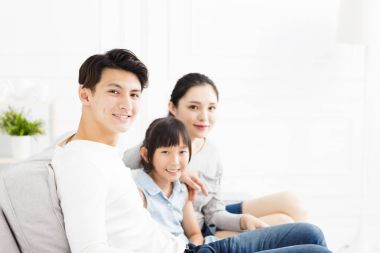 Oturma odasında kanepede Asya mutlu aile