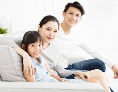 Oturma odasında kanepede Asya mutlu aile