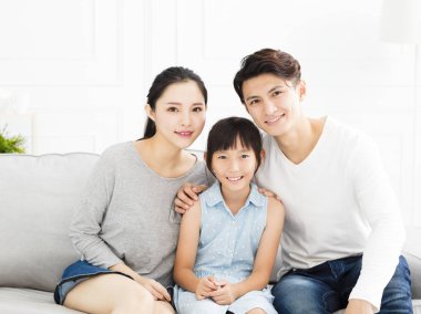 Oturma odasında kanepede Asya mutlu aile