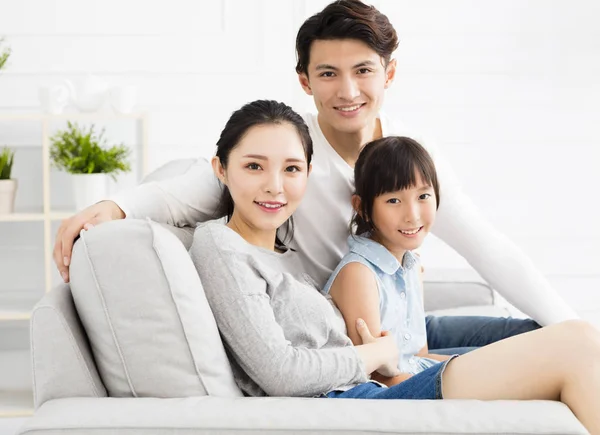 Feliz asiático familia en sofá en sala de estar — Foto de Stock