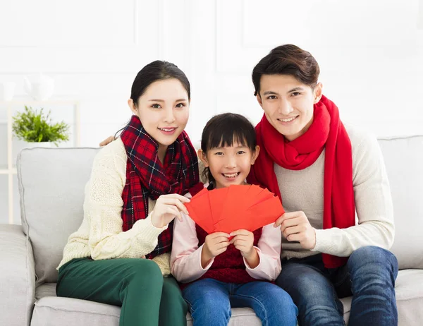 Ευτυχισμένος Κινέζοs νέο έτος. Ασιατική οικογένεια με συγχαρητήρια χειρονομία — Φωτογραφία Αρχείου